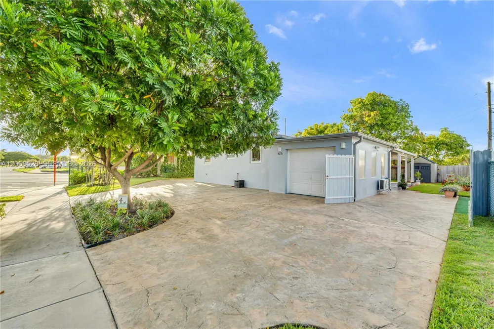 4275 SW 87th Ave Miami, FL 33165