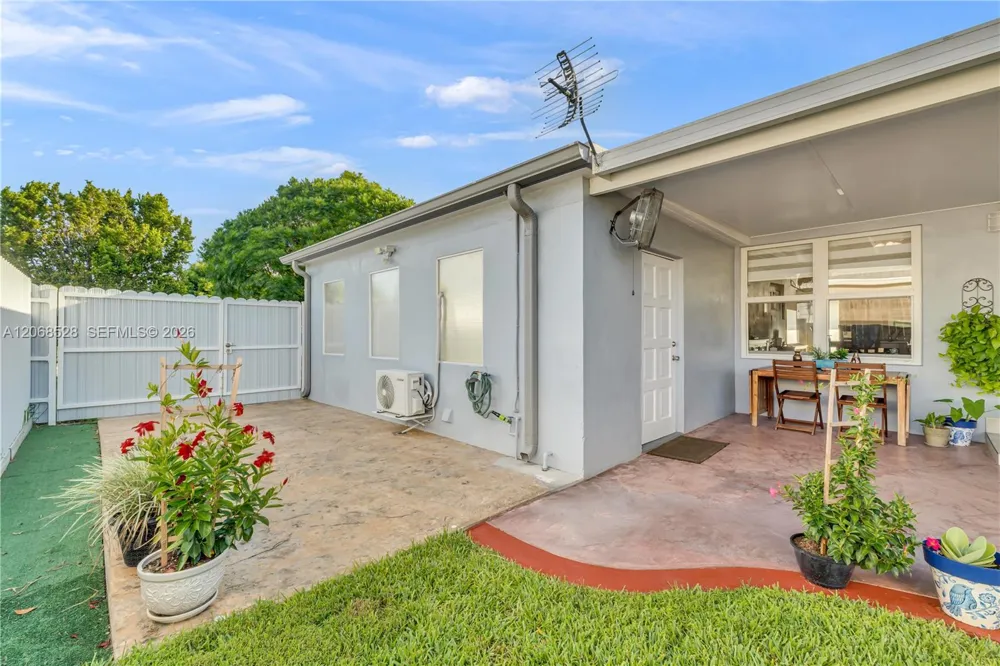 4275 SW 87th Ave Miami, FL 33165