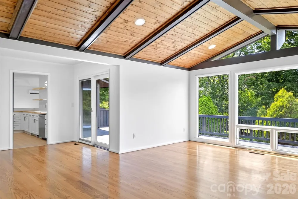 208 Dogwood Lane Black Mountain, NC 28711