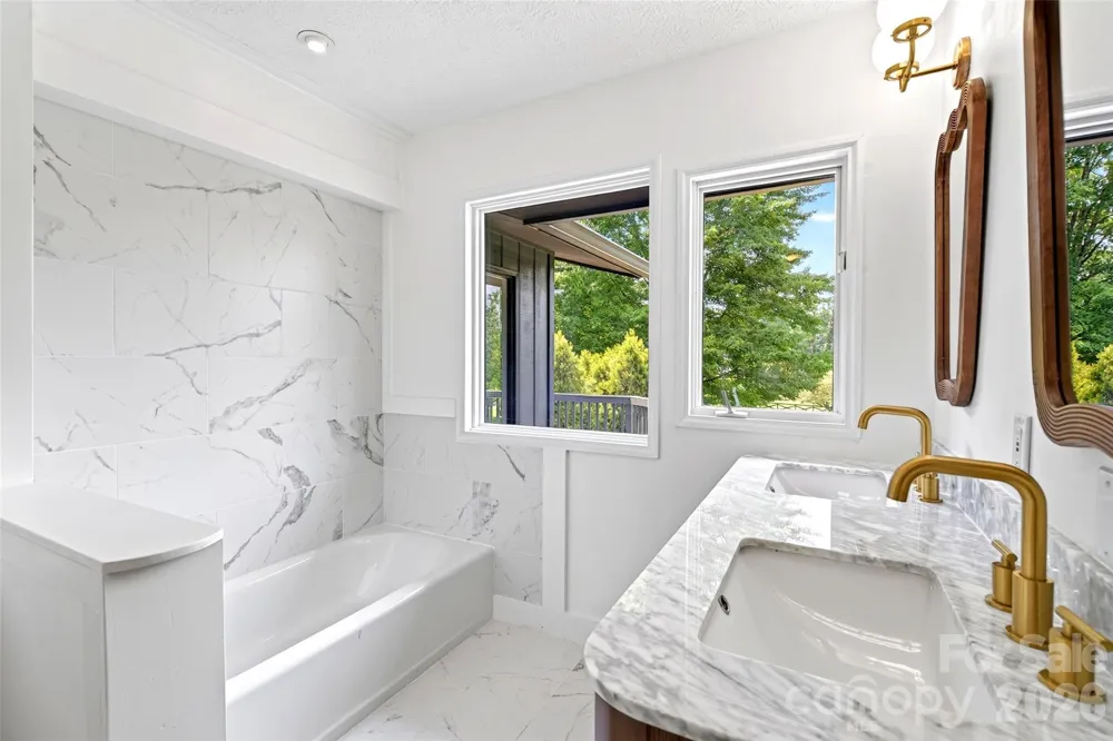 208 Dogwood Lane Black Mountain, NC 28711