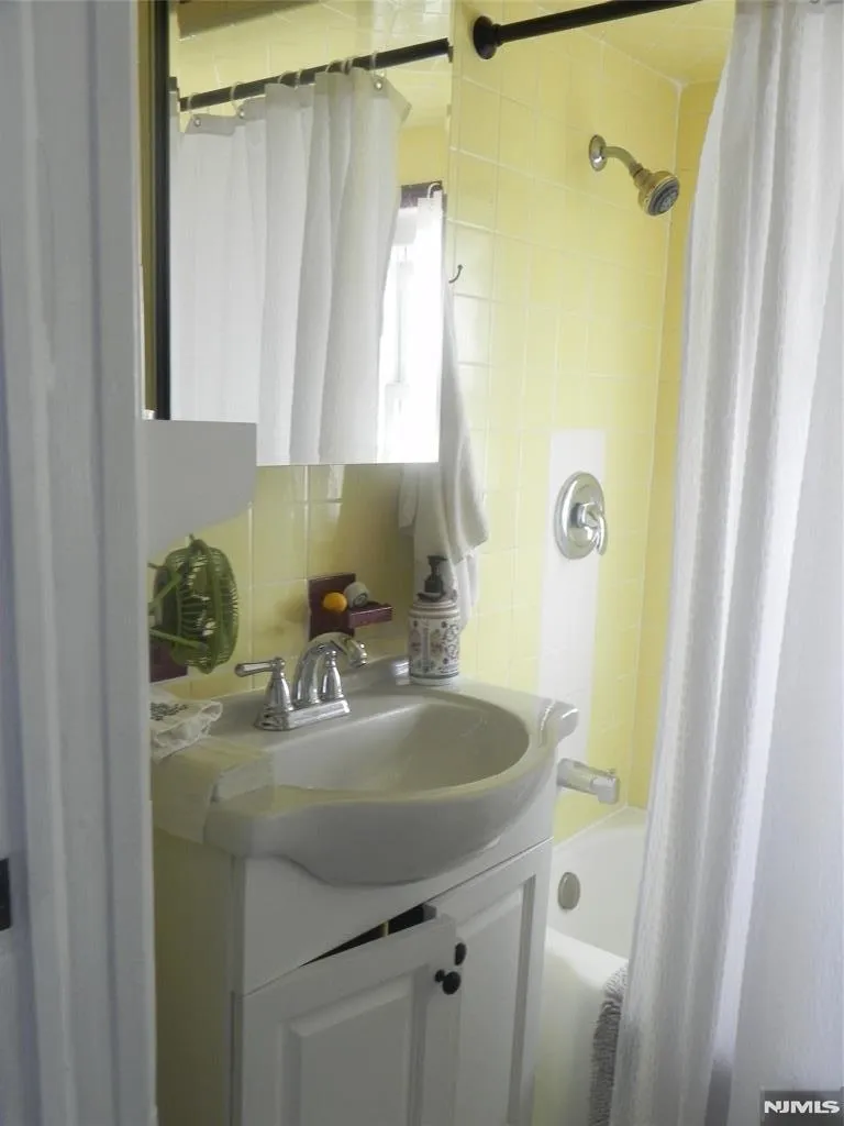 58 MARSHALL AVE Little Ferry, NJ 07643