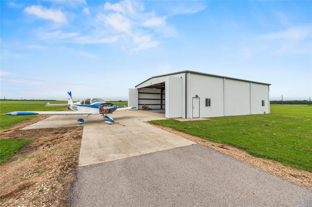 7736 Meteor Drive Sealy, TX 77474