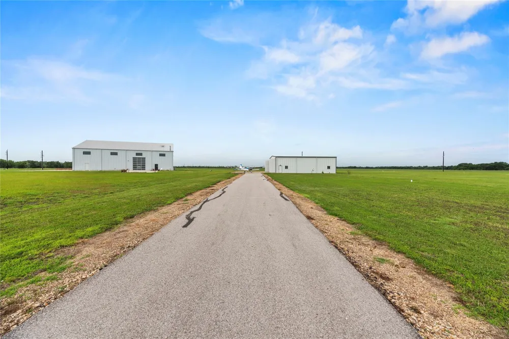 7736 Meteor Drive Sealy, TX 77474