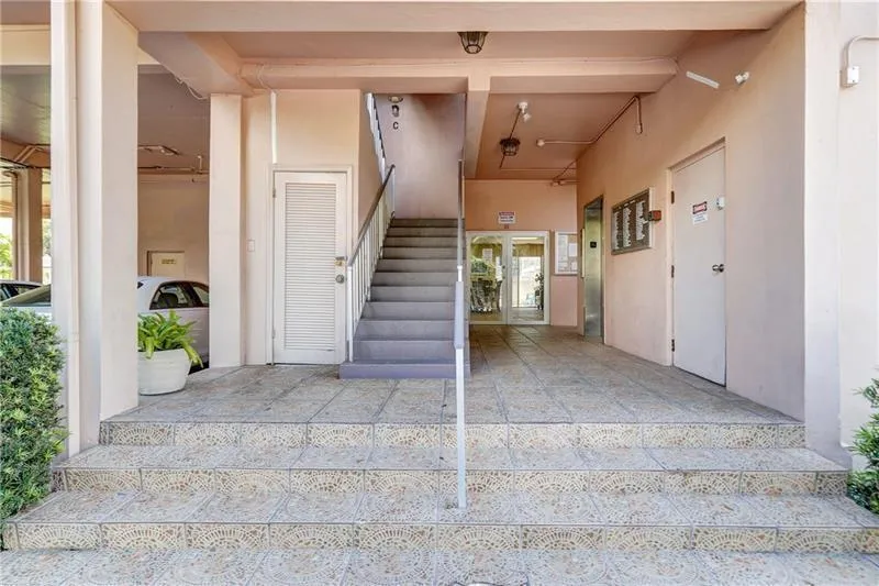 1967 S OCEAN BOULEVARD #215-C Lauderdale By The Sea, FL 33062