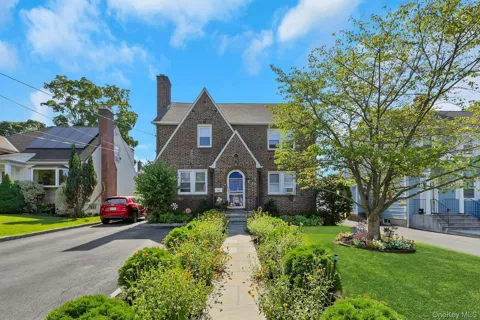64 Lyons Road #2 / 2ND FLOOR
