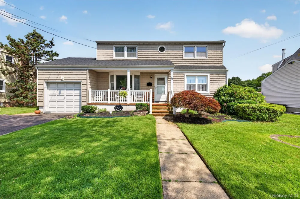 88 Crestwood Boulevard Farmingdale, NY 11735