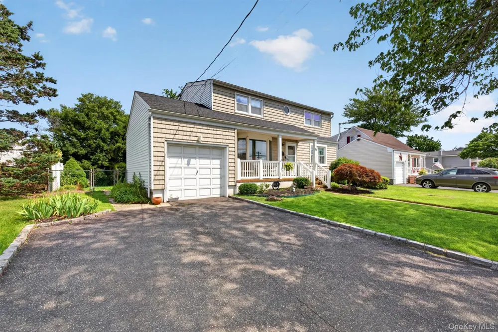 88 Crestwood Boulevard Farmingdale, NY 11735