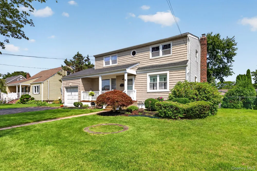 88 Crestwood Boulevard Farmingdale, NY 11735