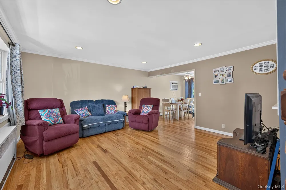 88 Crestwood Boulevard Farmingdale, NY 11735
