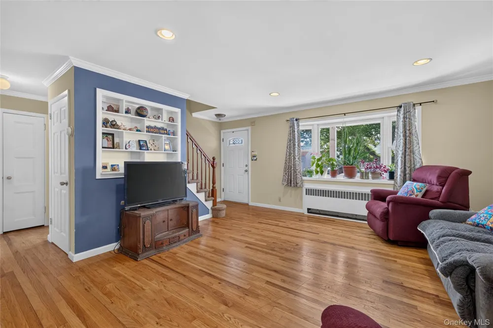 88 Crestwood Boulevard Farmingdale, NY 11735