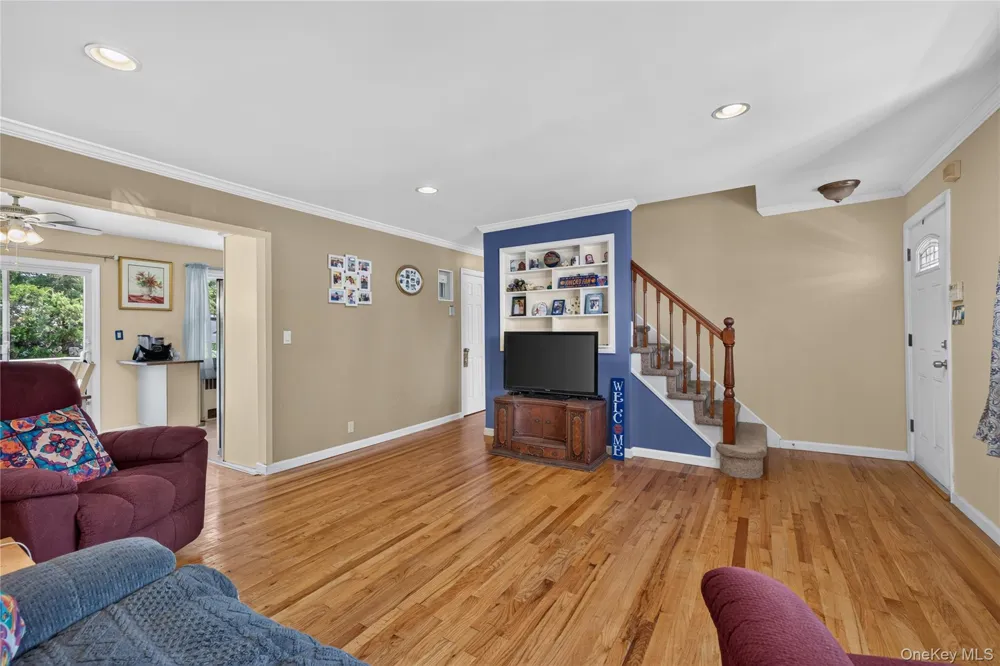 88 Crestwood Boulevard Farmingdale, NY 11735