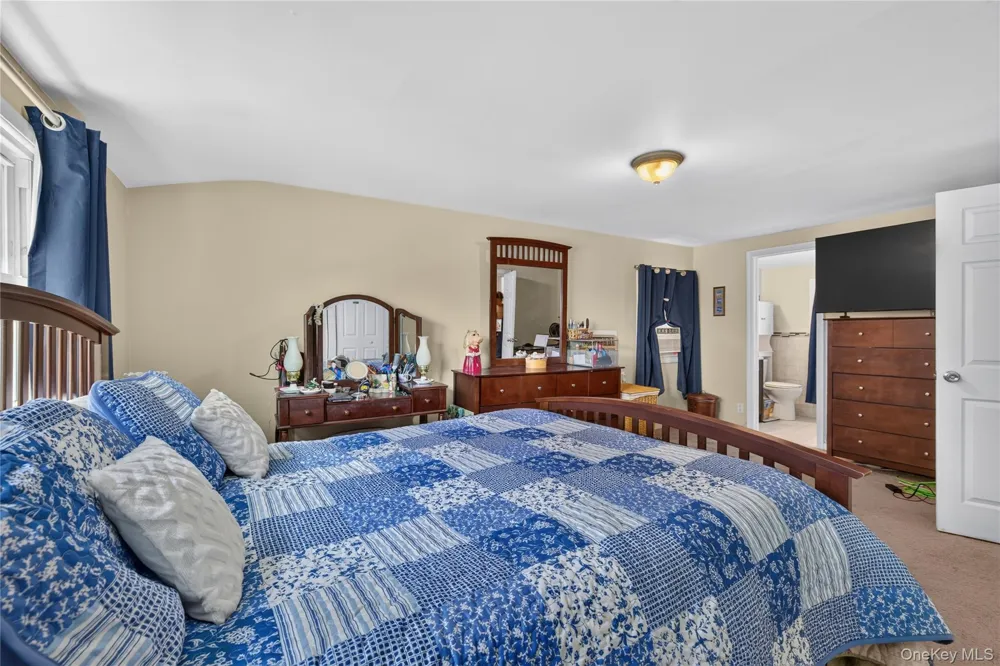 88 Crestwood Boulevard Farmingdale, NY 11735