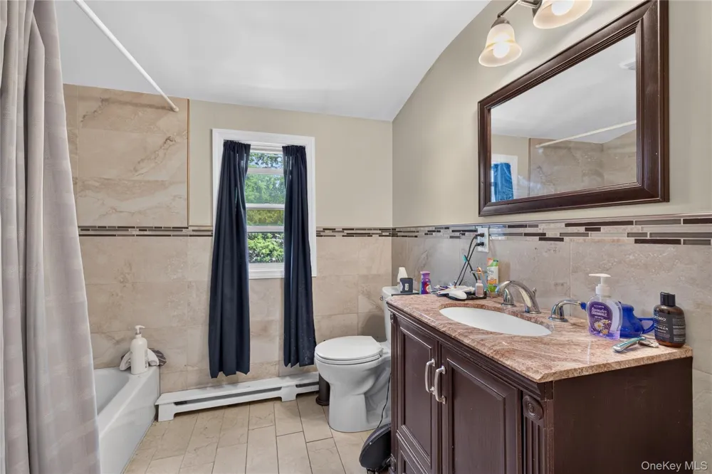 88 Crestwood Boulevard Farmingdale, NY 11735