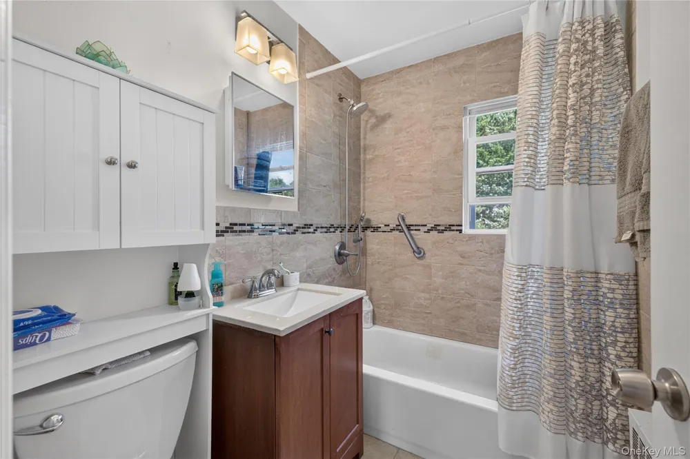 88 Crestwood Boulevard Farmingdale, NY 11735