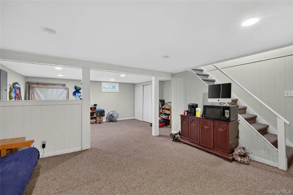 88 Crestwood Boulevard Farmingdale, NY 11735