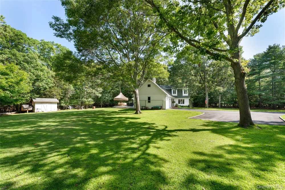 21 Bay Avenue W Hampton Bays, NY 11946