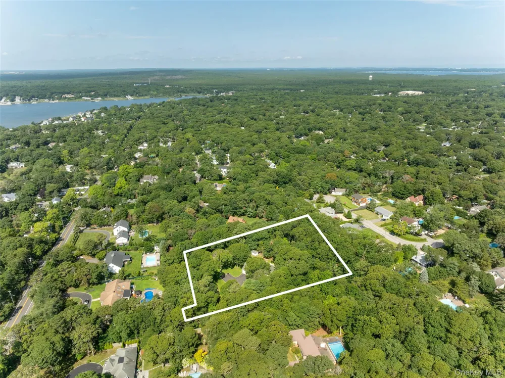 21 Bay Avenue W Hampton Bays, NY 11946