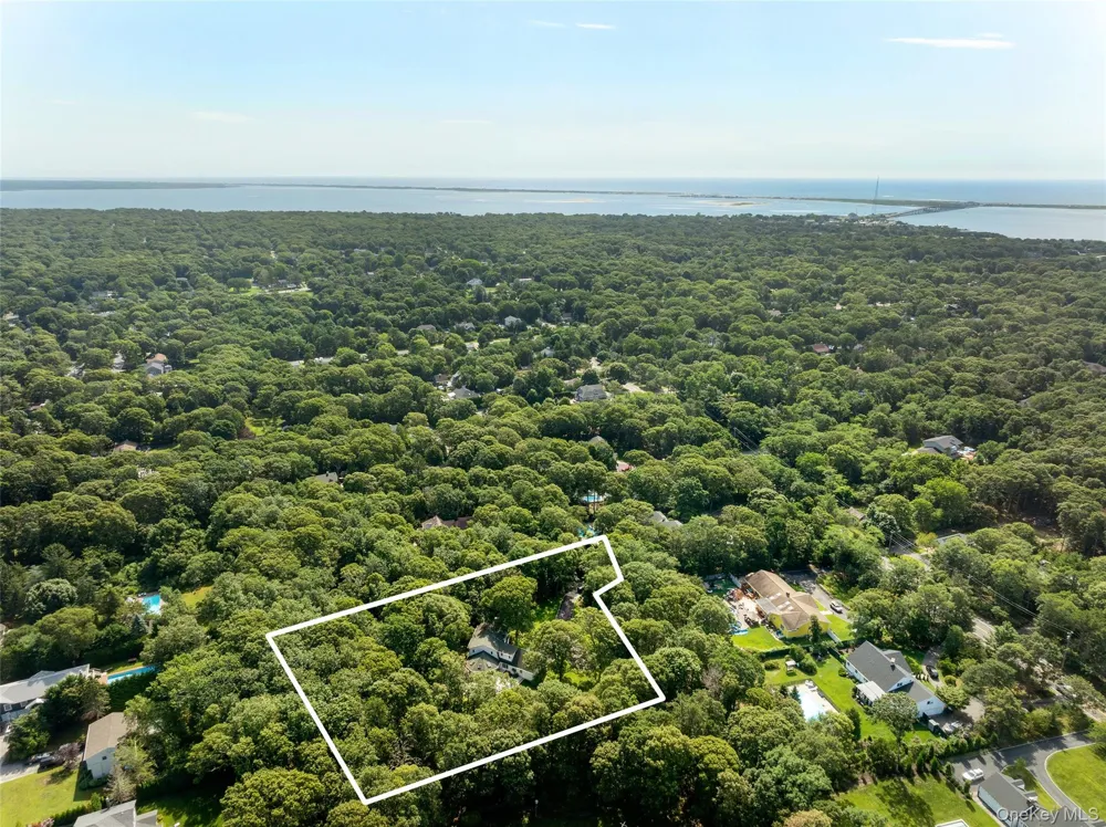 21 Bay Avenue W Hampton Bays, NY 11946