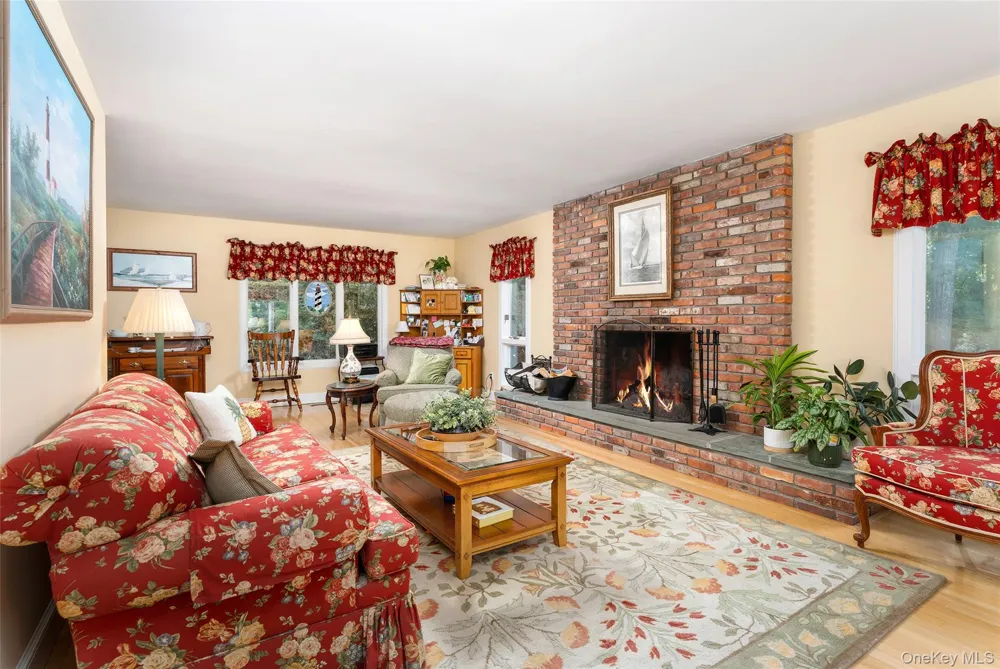 21 Bay Avenue W Hampton Bays, NY 11946