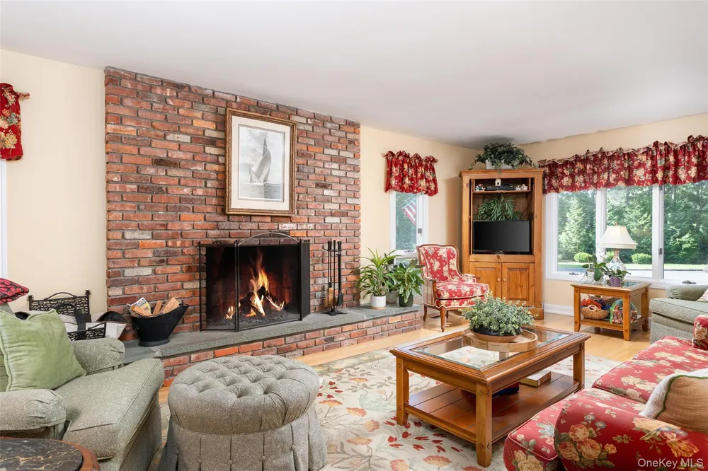 21 Bay Avenue W Hampton Bays, NY 11946