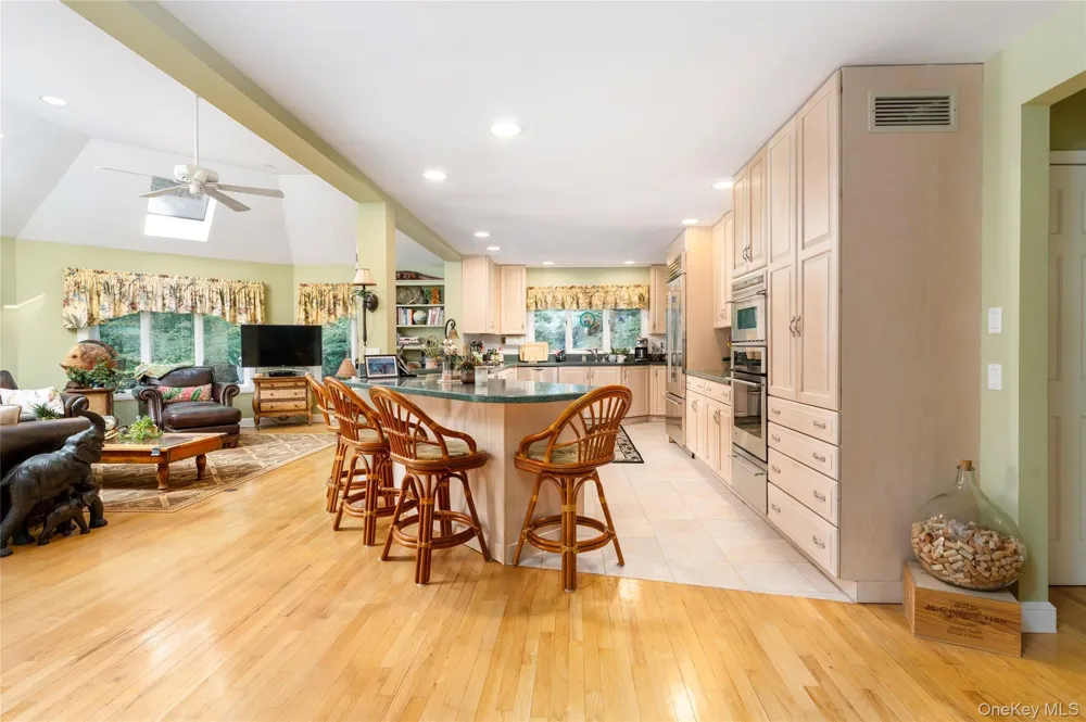 21 Bay Avenue W Hampton Bays, NY 11946
