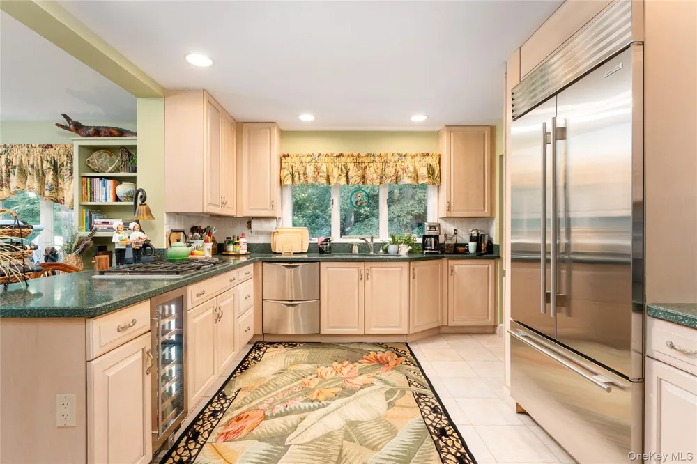 21 Bay Avenue W Hampton Bays, NY 11946