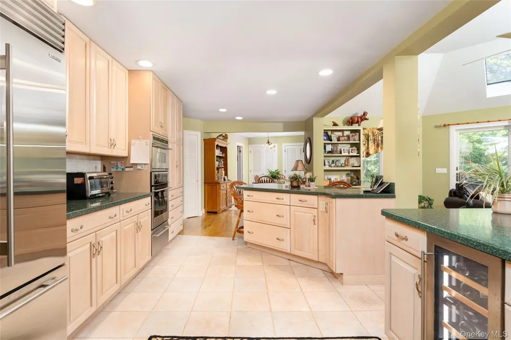 21 Bay Avenue W Hampton Bays, NY 11946