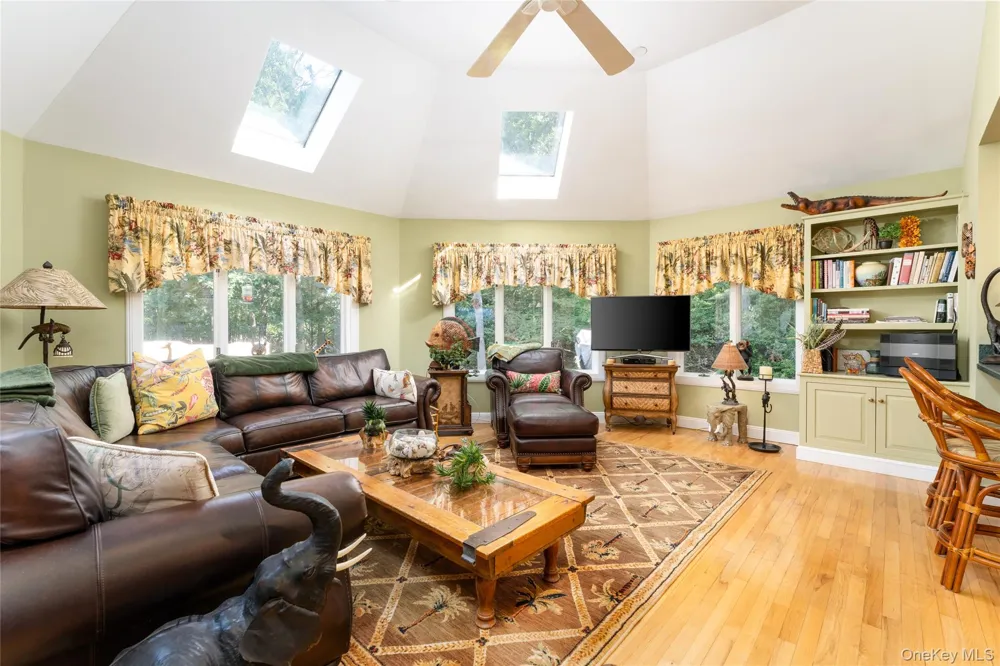 21 Bay Avenue W Hampton Bays, NY 11946