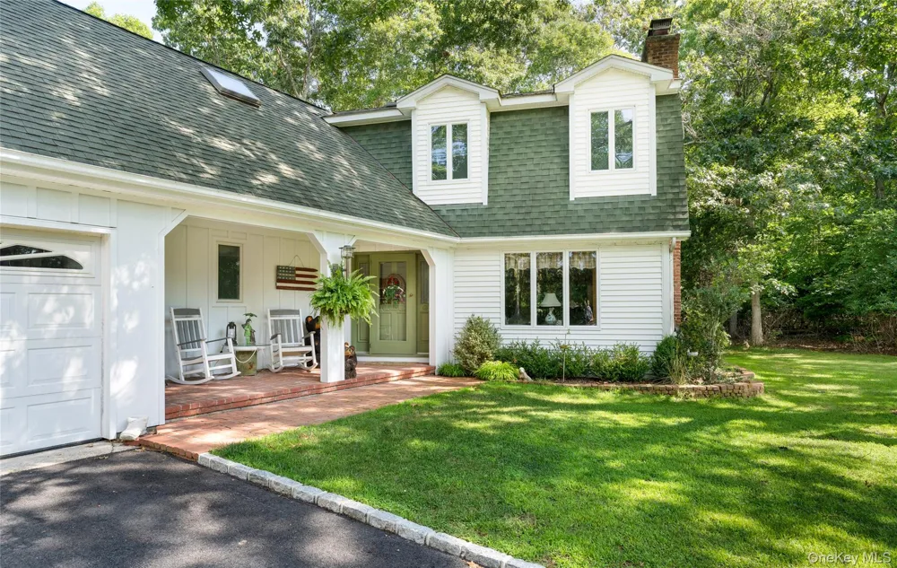 21 Bay Avenue W Hampton Bays, NY 11946