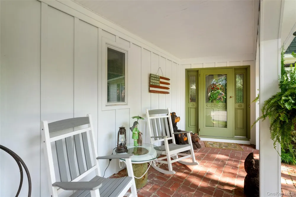 21 Bay Avenue W Hampton Bays, NY 11946