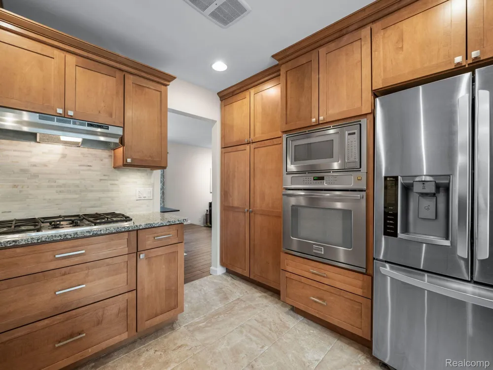 177 E LONG LAKE ROAD Bloomfield Hills City, MI 48304