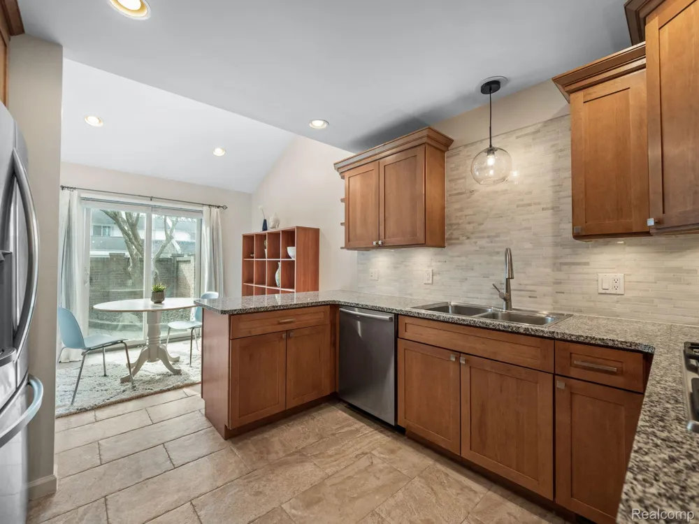177 E LONG LAKE ROAD Bloomfield Hills City, MI 48304
