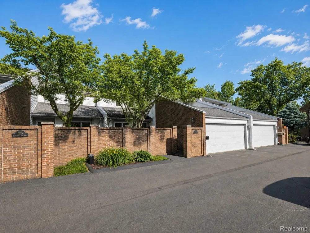 177 E LONG LAKE ROAD Bloomfield Hills City, MI 48304