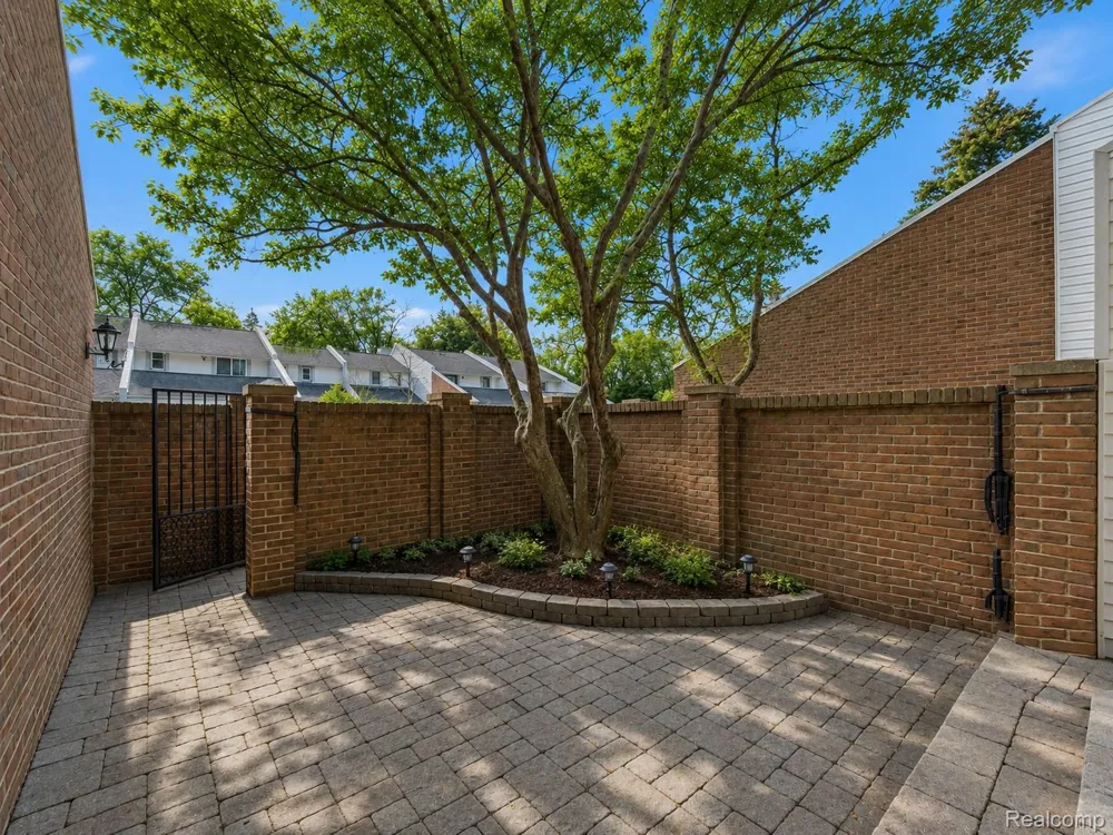 177 E LONG LAKE ROAD Bloomfield Hills City, MI 48304
