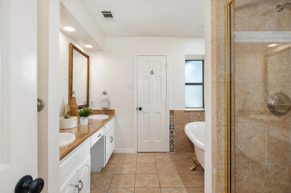 915 W Pleasant Run Road DeSoto, TX 75115