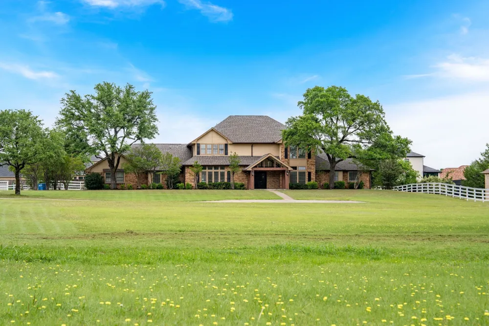915 W Pleasant Run Road DeSoto, TX 75115