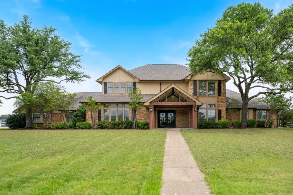 915 W Pleasant Run Road DeSoto, TX 75115