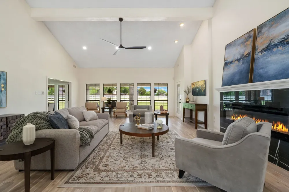915 W Pleasant Run Road DeSoto, TX 75115