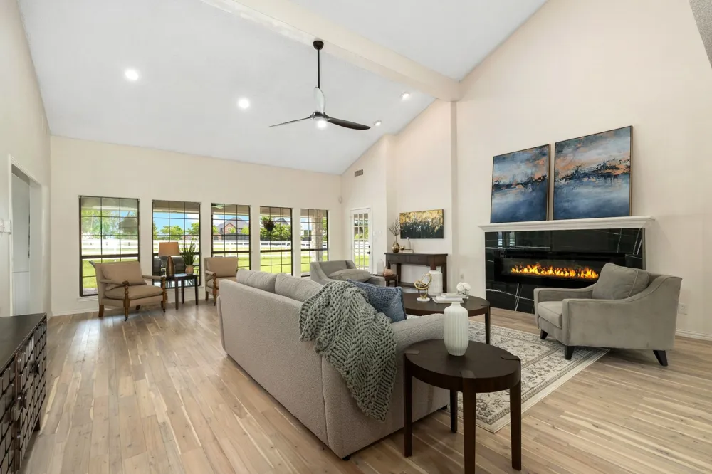 915 W Pleasant Run Road DeSoto, TX 75115
