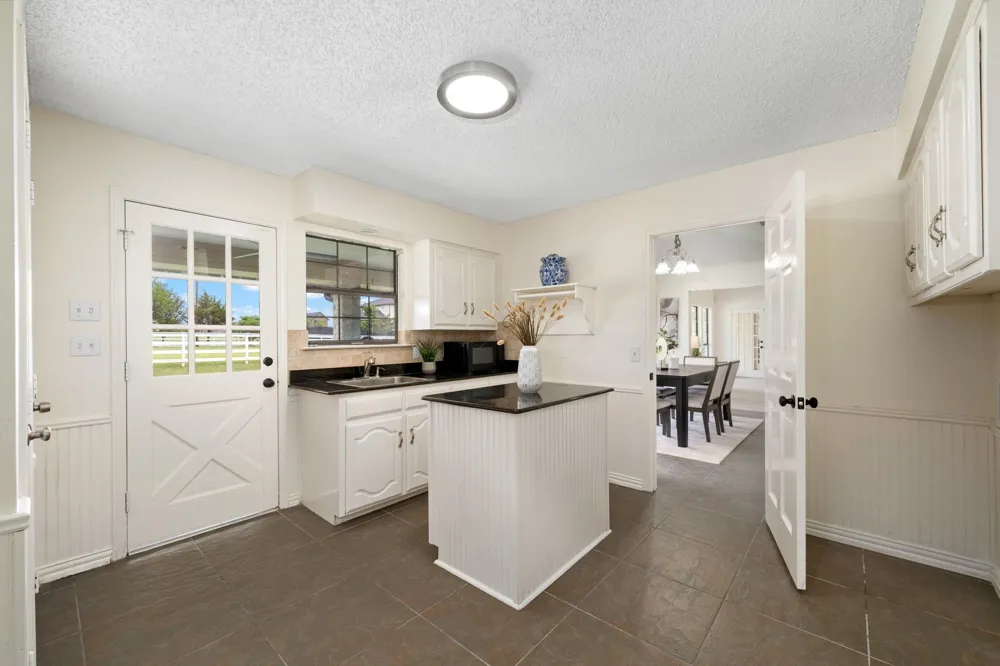 915 W Pleasant Run Road DeSoto, TX 75115