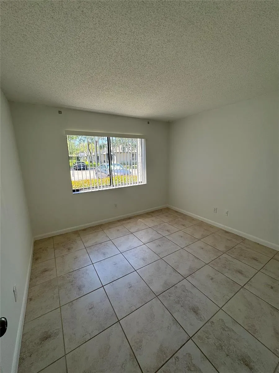 445 LAKEVIEW DRIVE #3 Weston, FL 33326