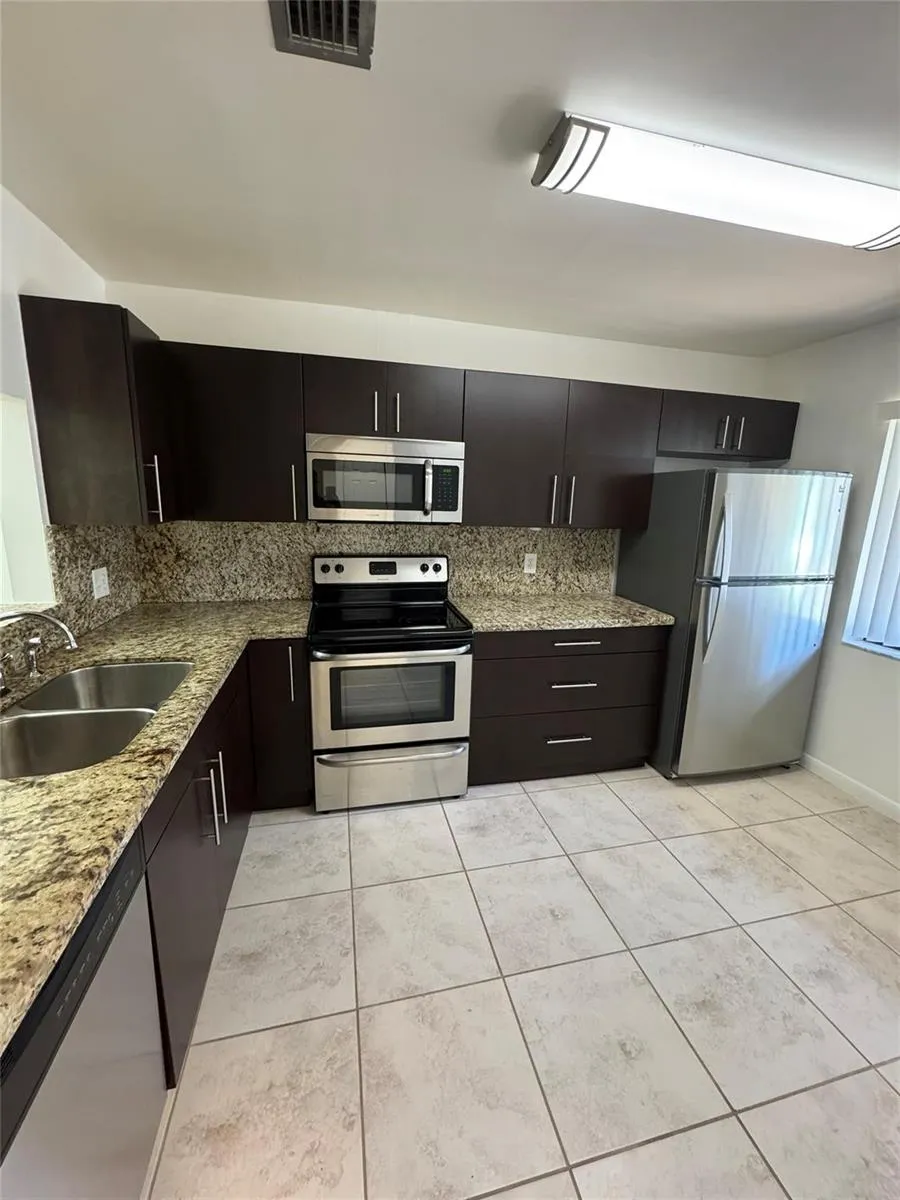 445 LAKEVIEW DRIVE #3 Weston, FL 33326