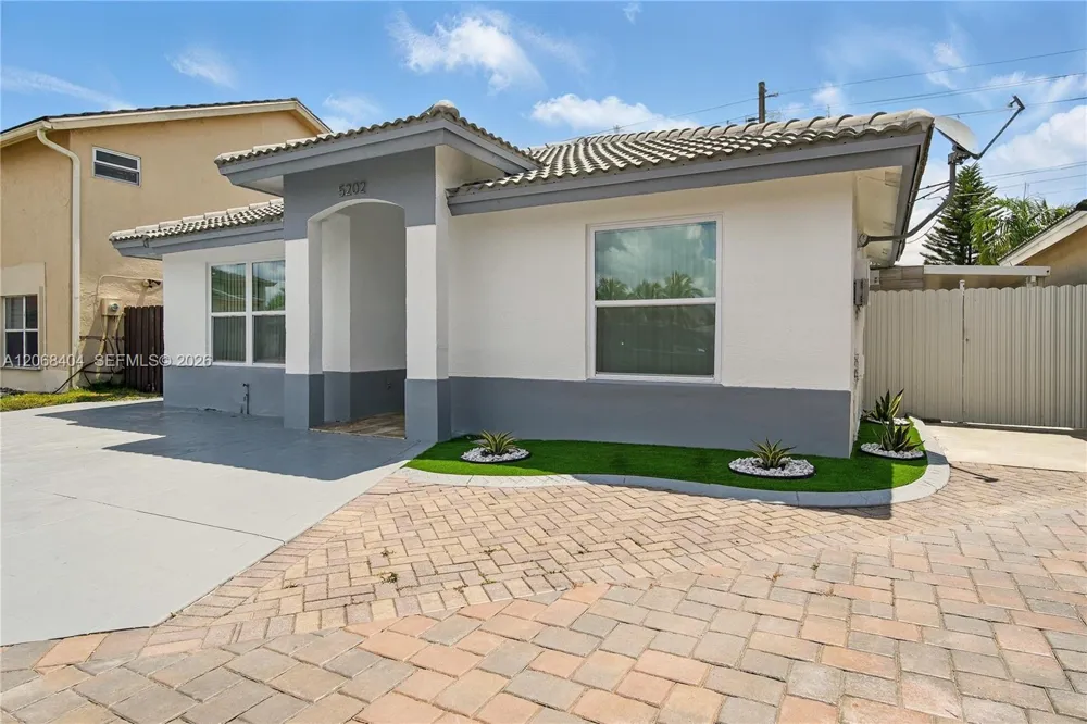 5202 NW 187th St Miami Gardens, FL 33055