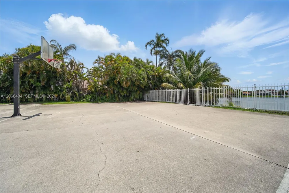 5202 NW 187th St Miami Gardens, FL 33055