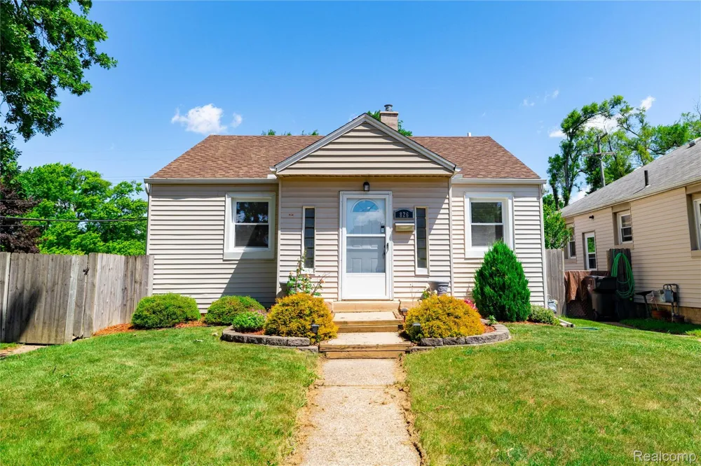 826 Goddard Street Wyandotte City, MI 48192