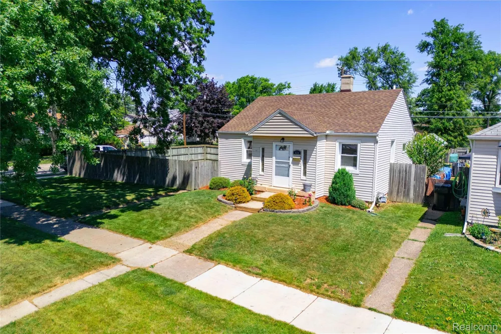 826 Goddard Street Wyandotte City, MI 48192