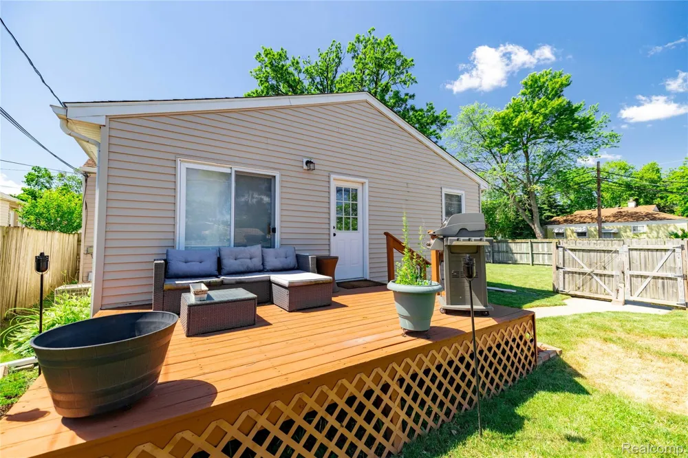 826 Goddard Street Wyandotte City, MI 48192