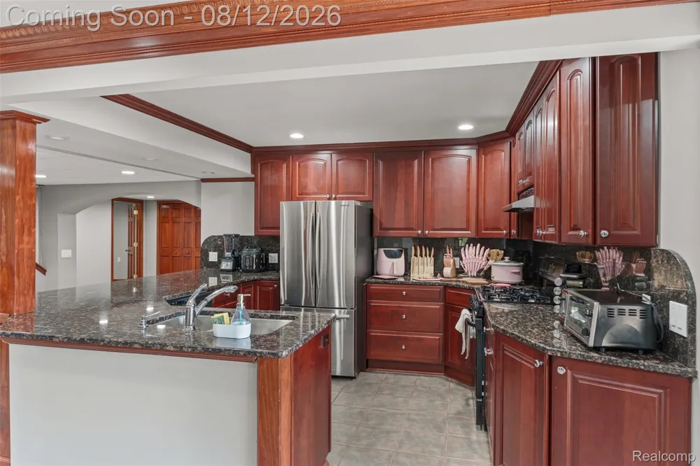 49501 Sandra Drive Shelby Charter Township, MI 48315