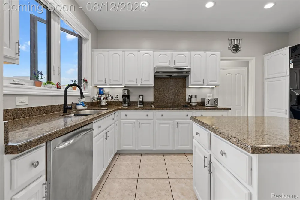 49501 Sandra Drive Shelby Charter Township, MI 48315