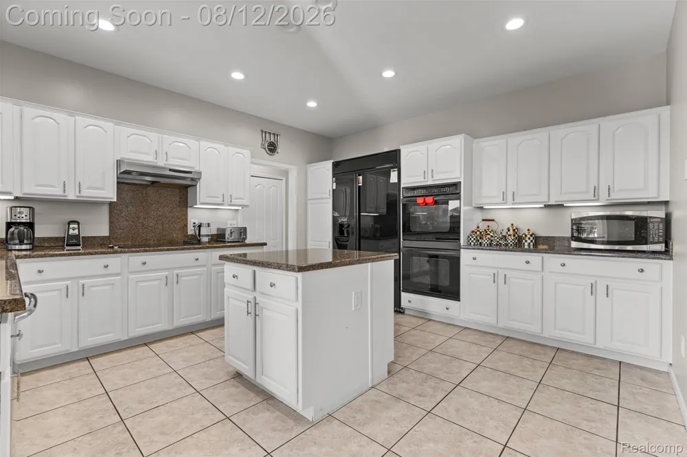 49501 Sandra Drive Shelby Charter Township, MI 48315